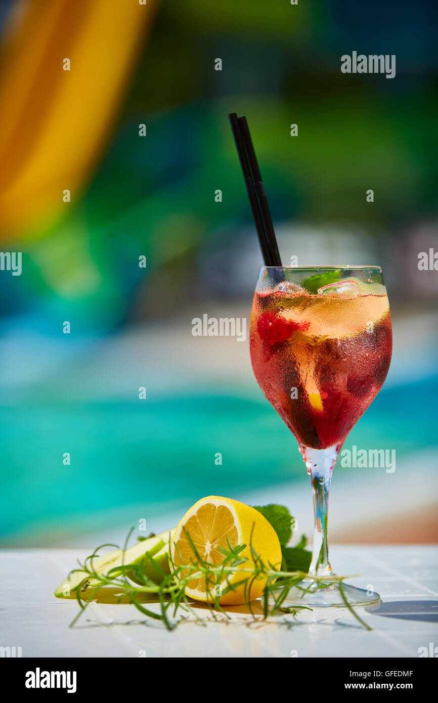 Tasty cocktail background swimming pool Stock Photo - Alamy