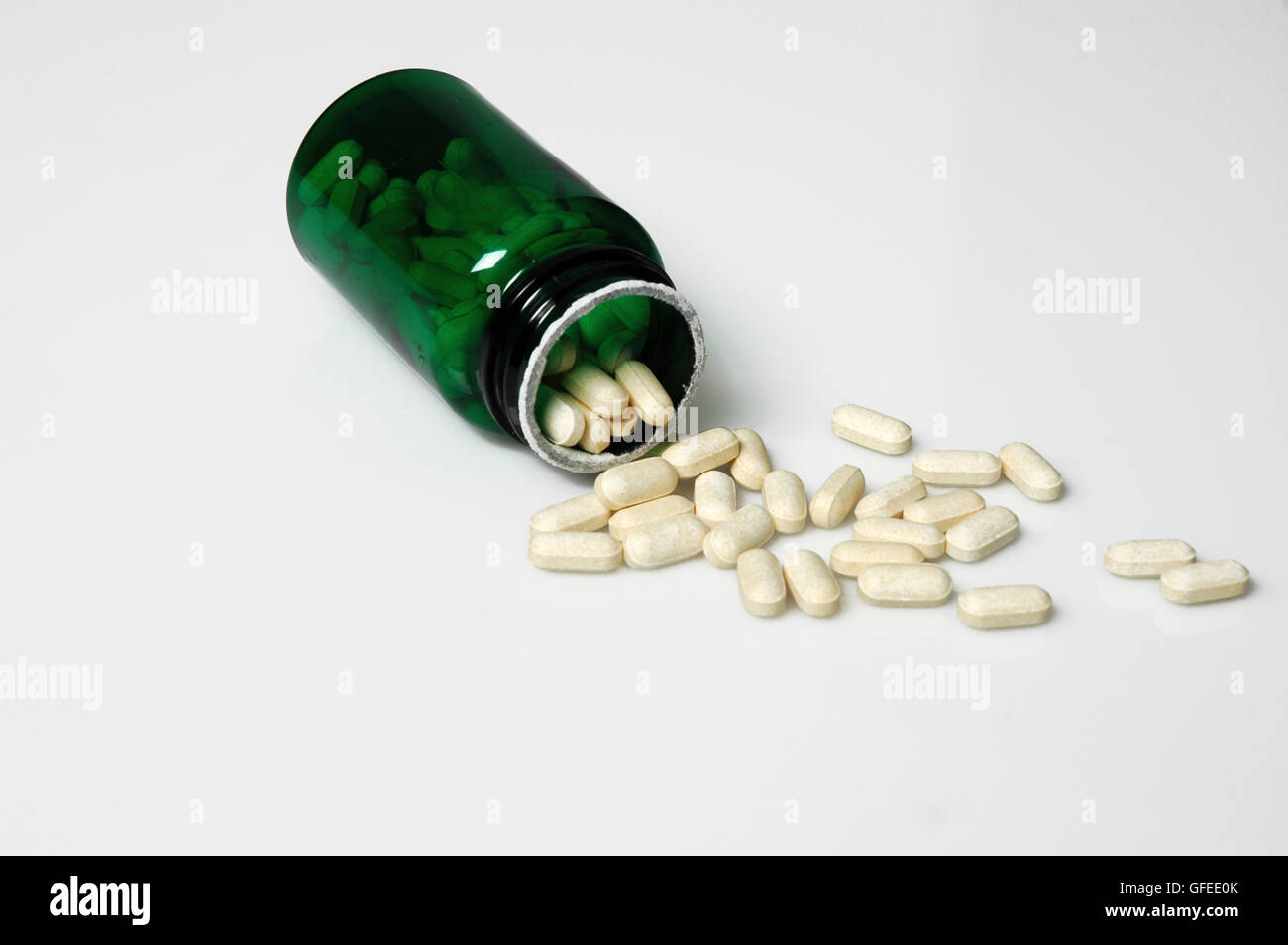 Medical tablets spilling out hi res stock photography and images Alamy