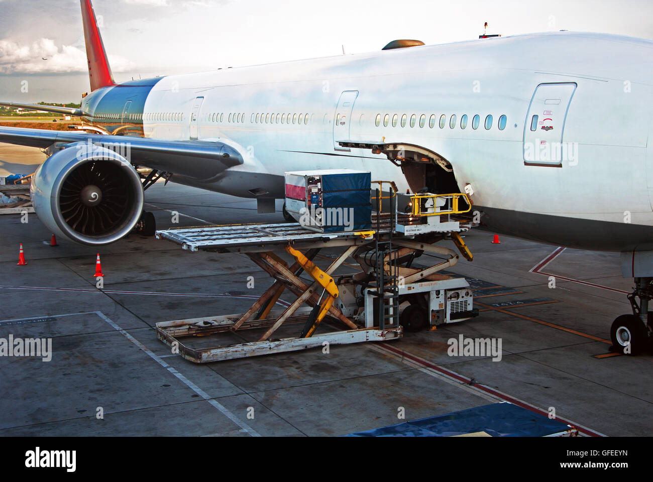 Airplane freight cargo loading hi-res stock photography and images - Alamy