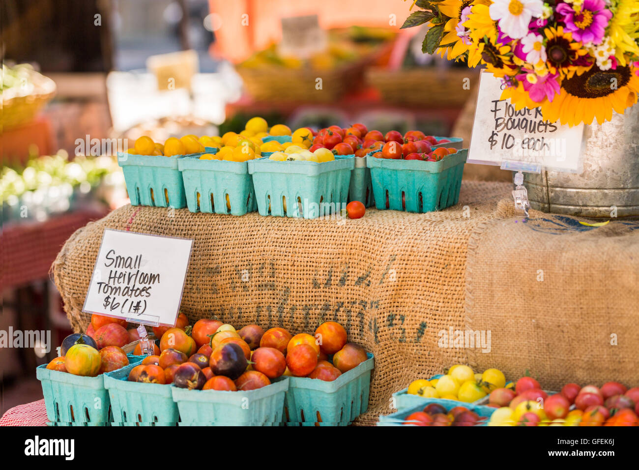 Fresh organic produce at the local farmers market Stock Photo - Alamy