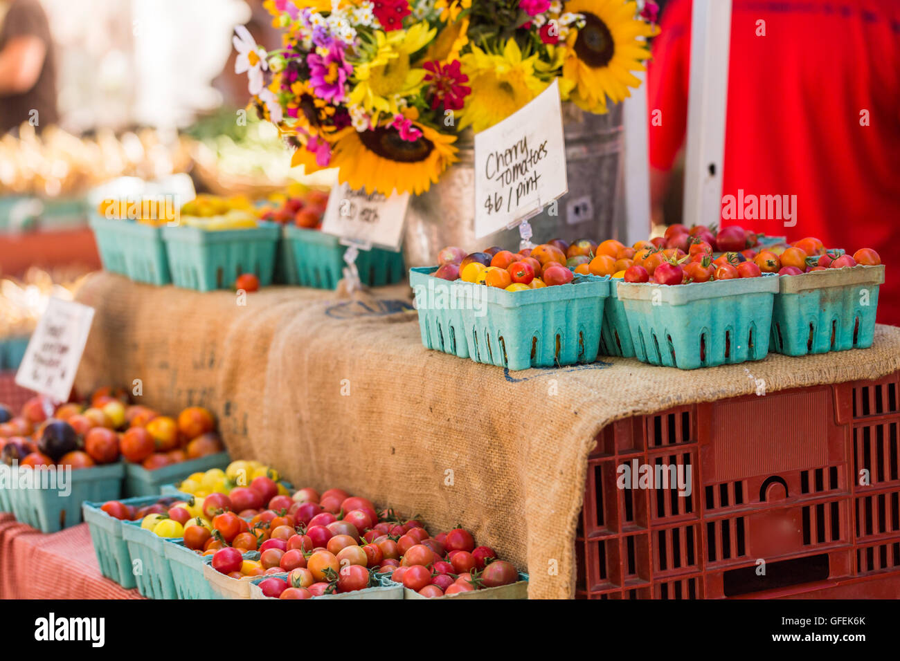 Fresh organic produce at the local farmers market Stock Photo - Alamy