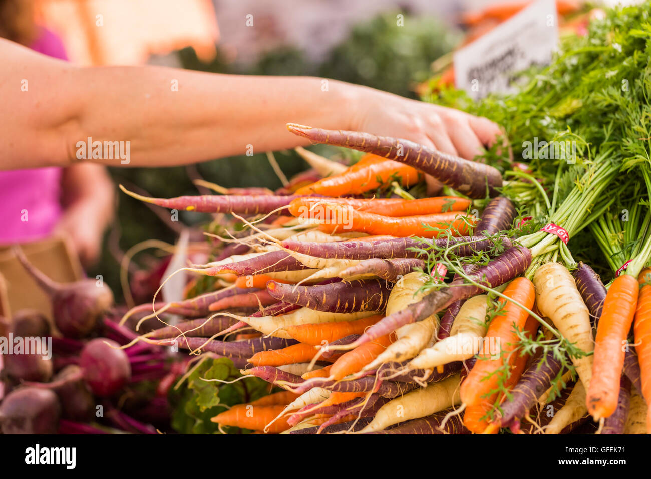 Fresh organic produce at the local farmers market Stock Photo - Alamy