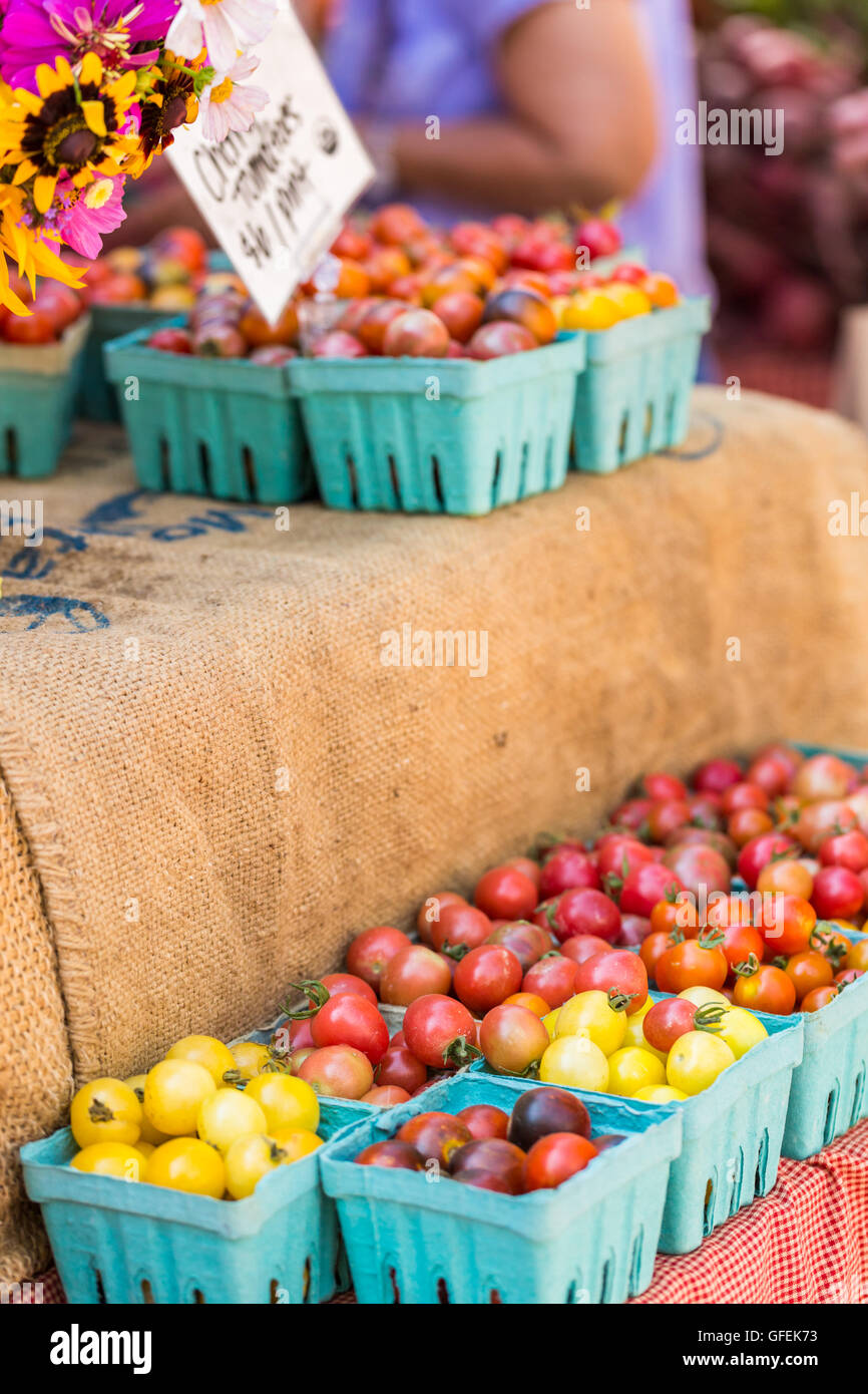 Fresh organic produce at the local farmers market Stock Photo - Alamy