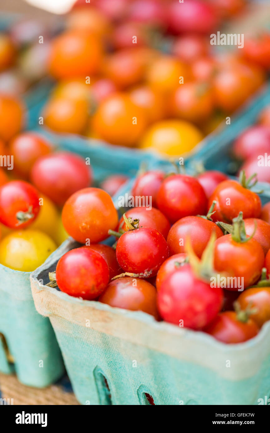 Fresh organic produce at the local farmers market Stock Photo - Alamy