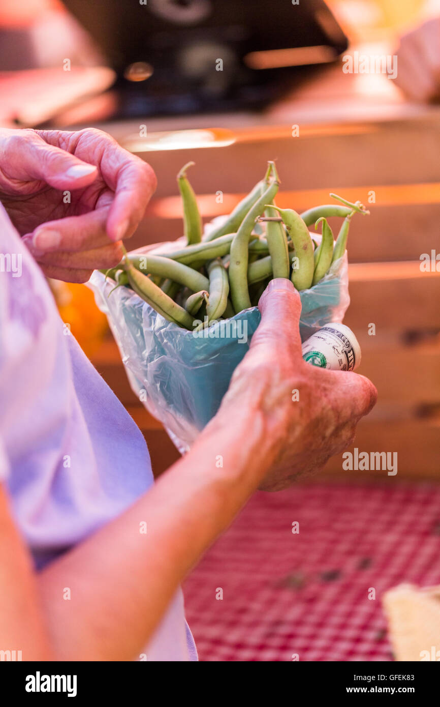 Fresh organic produce at the local farmers market Stock Photo - Alamy
