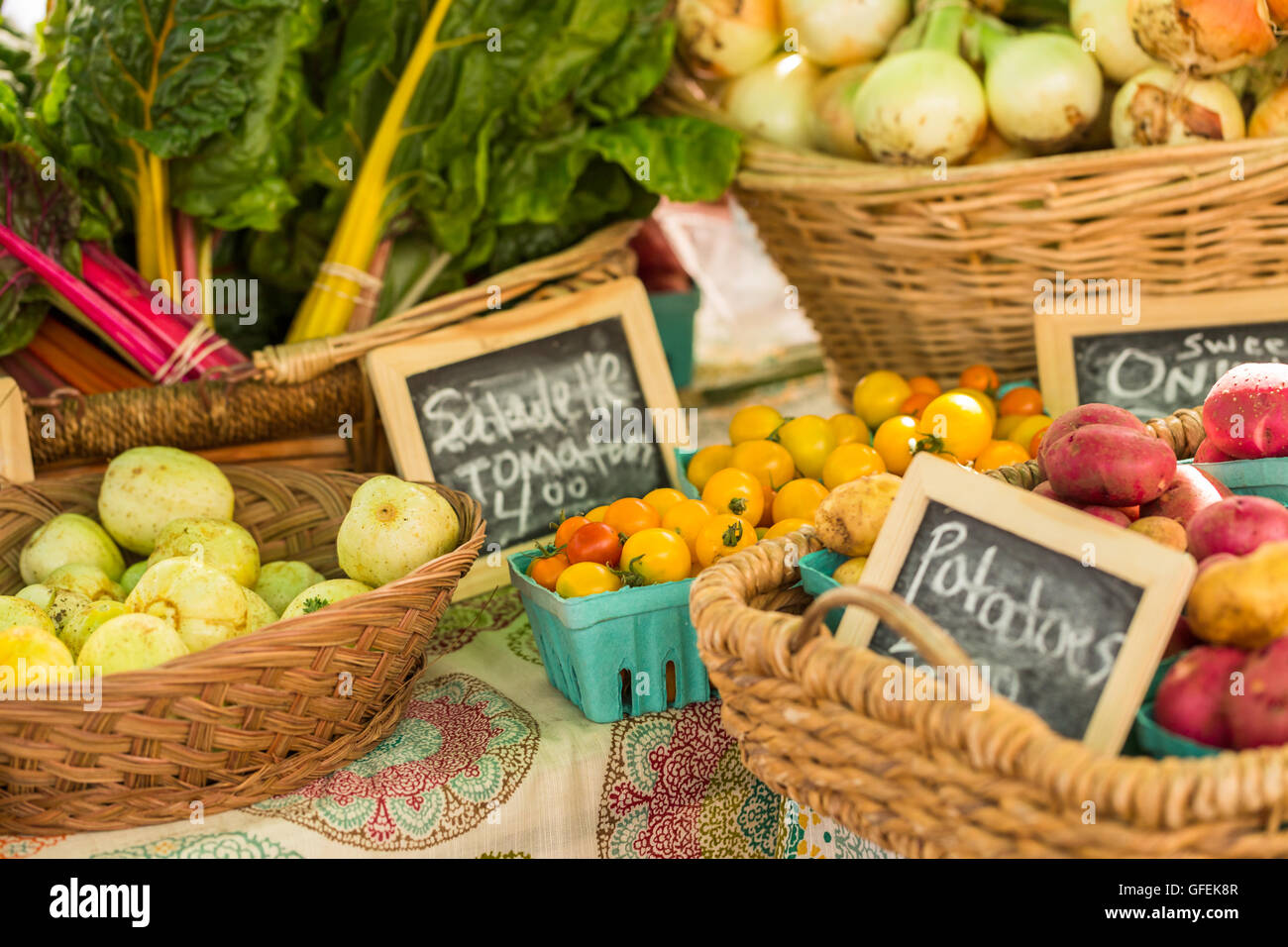 Fresh organic produce at the local farmers market Stock Photo - Alamy