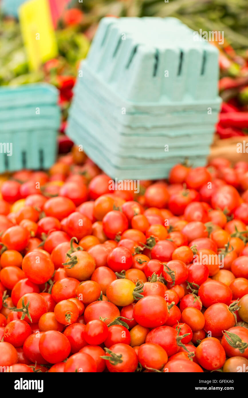 Fresh organic produce at the local farmers market Stock Photo - Alamy