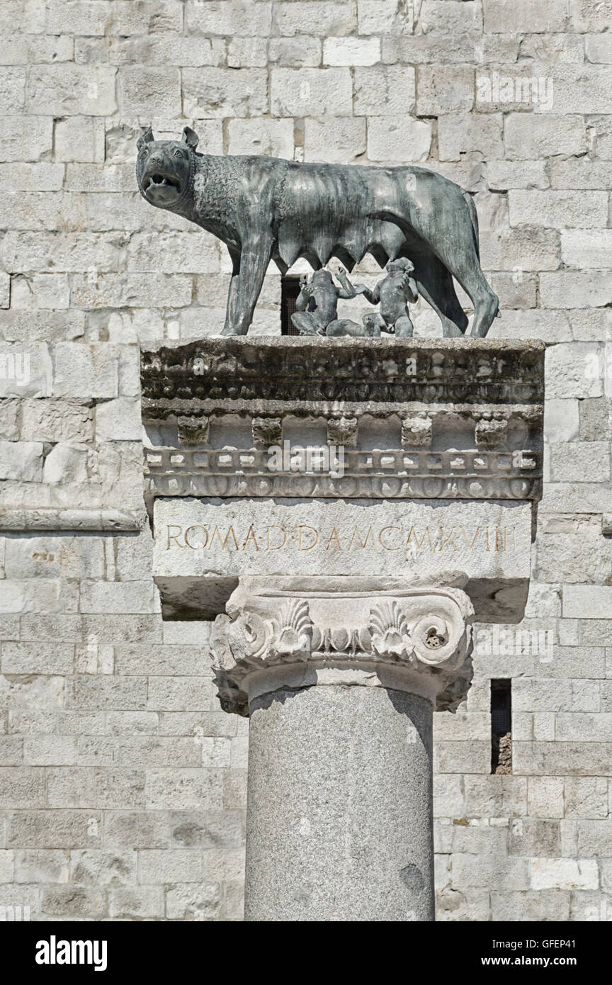 Column with capitoline Wolf statue, legend of Rome Stock Photo Alamy