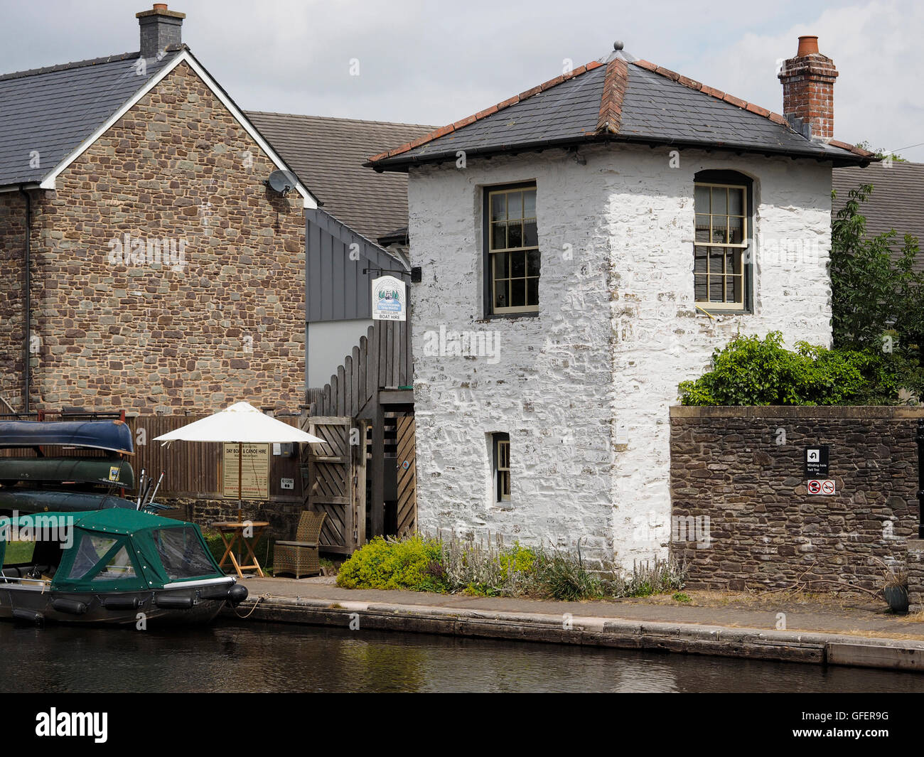 The old Toll House at Brecon Basin on the Monmouth and Brecon Canal, now the offices of Beacon Park Day Boats. Stock Photo