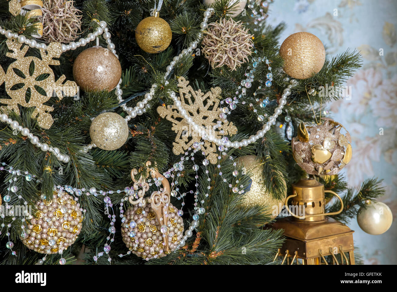 Decorated christmas tree classic hi-res stock photography and images ...