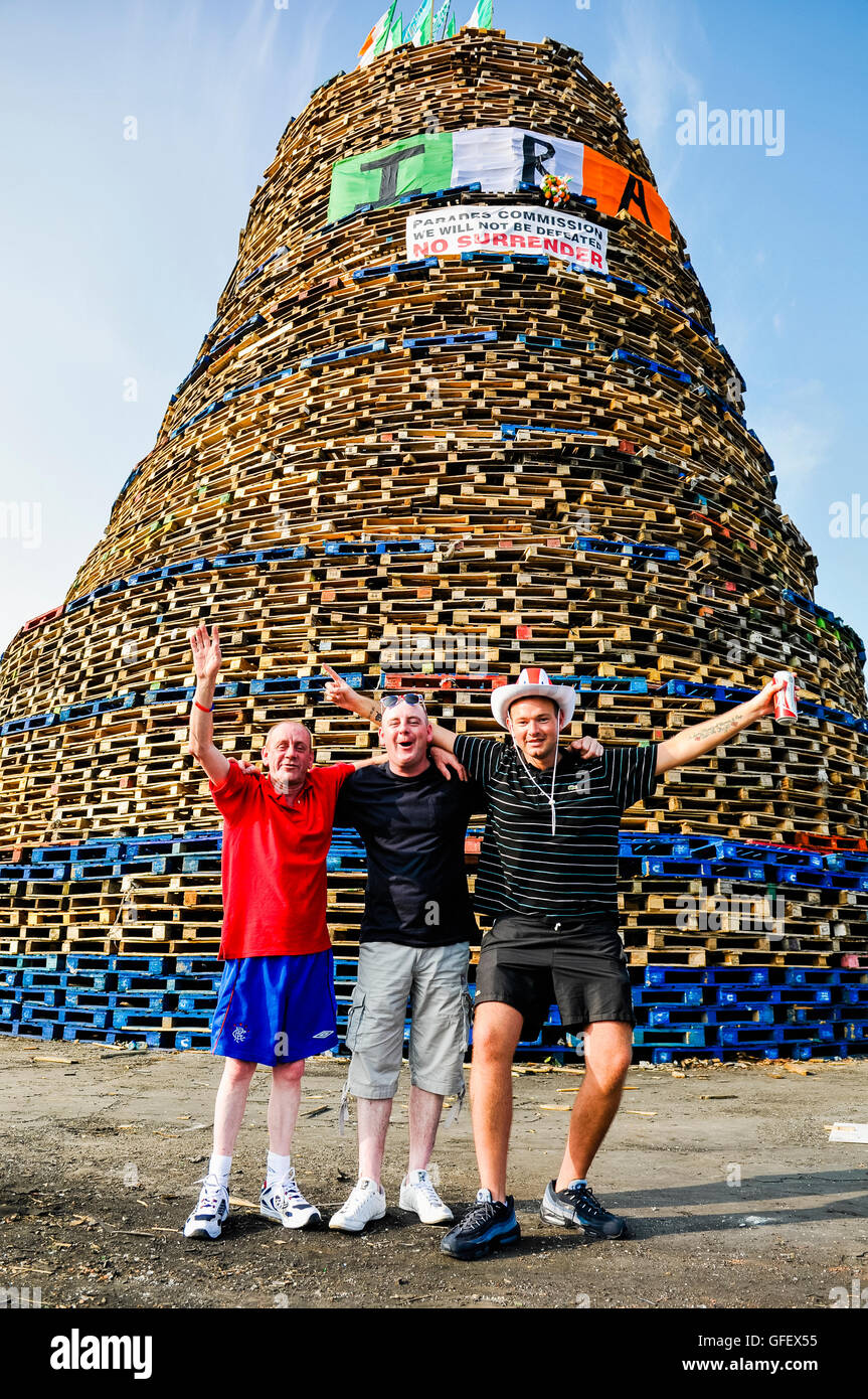 Belfast, Northern Ireland, 11th July 2013 - Three visitors from Glasgow enjoy themselves at the Shankill Road bonfire Stock Photo