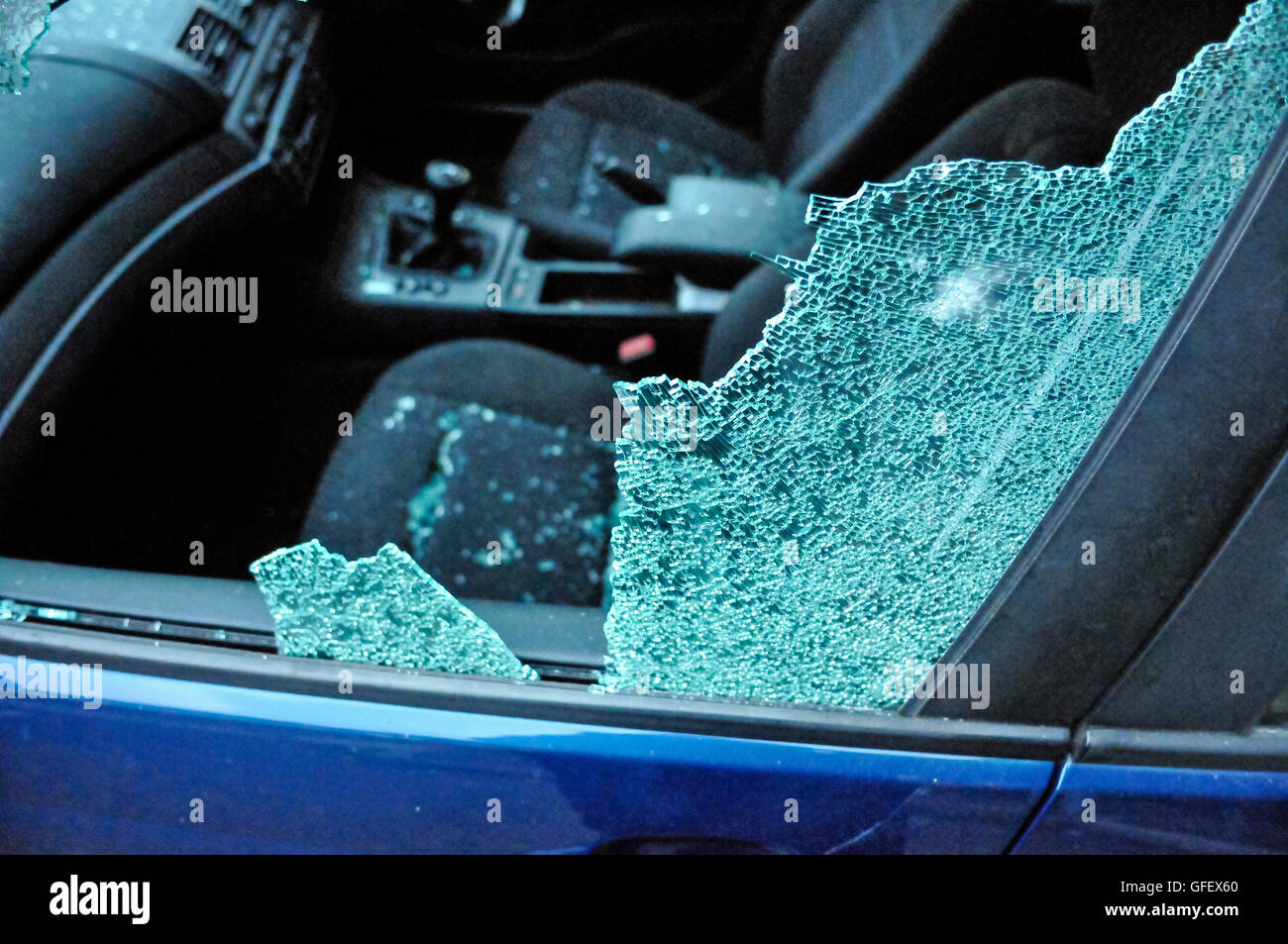 Belfast, Northern Ireland. 9th August 2013 - A blue car has its windows smashed Stock Photo