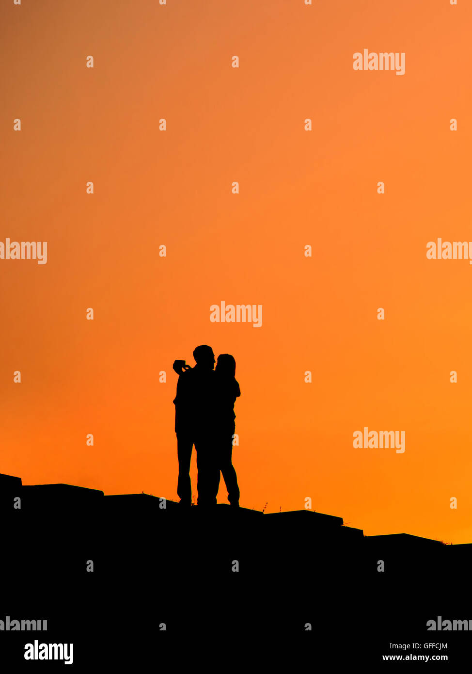 Romantic couple silhouette hi-res stock photography and images - Alamy