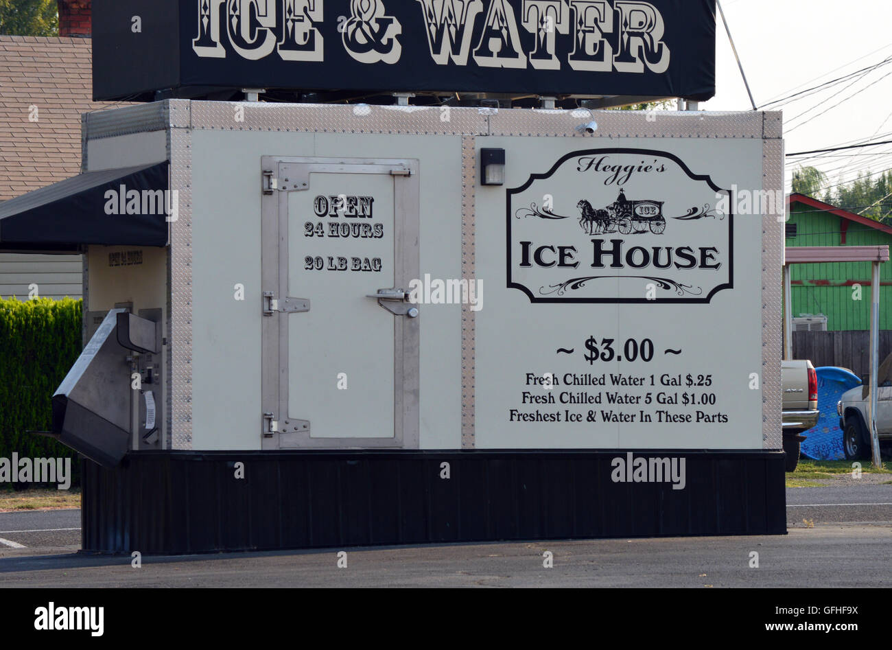 Ice and Water Kiosk in Oregon Stock Photo Alamy