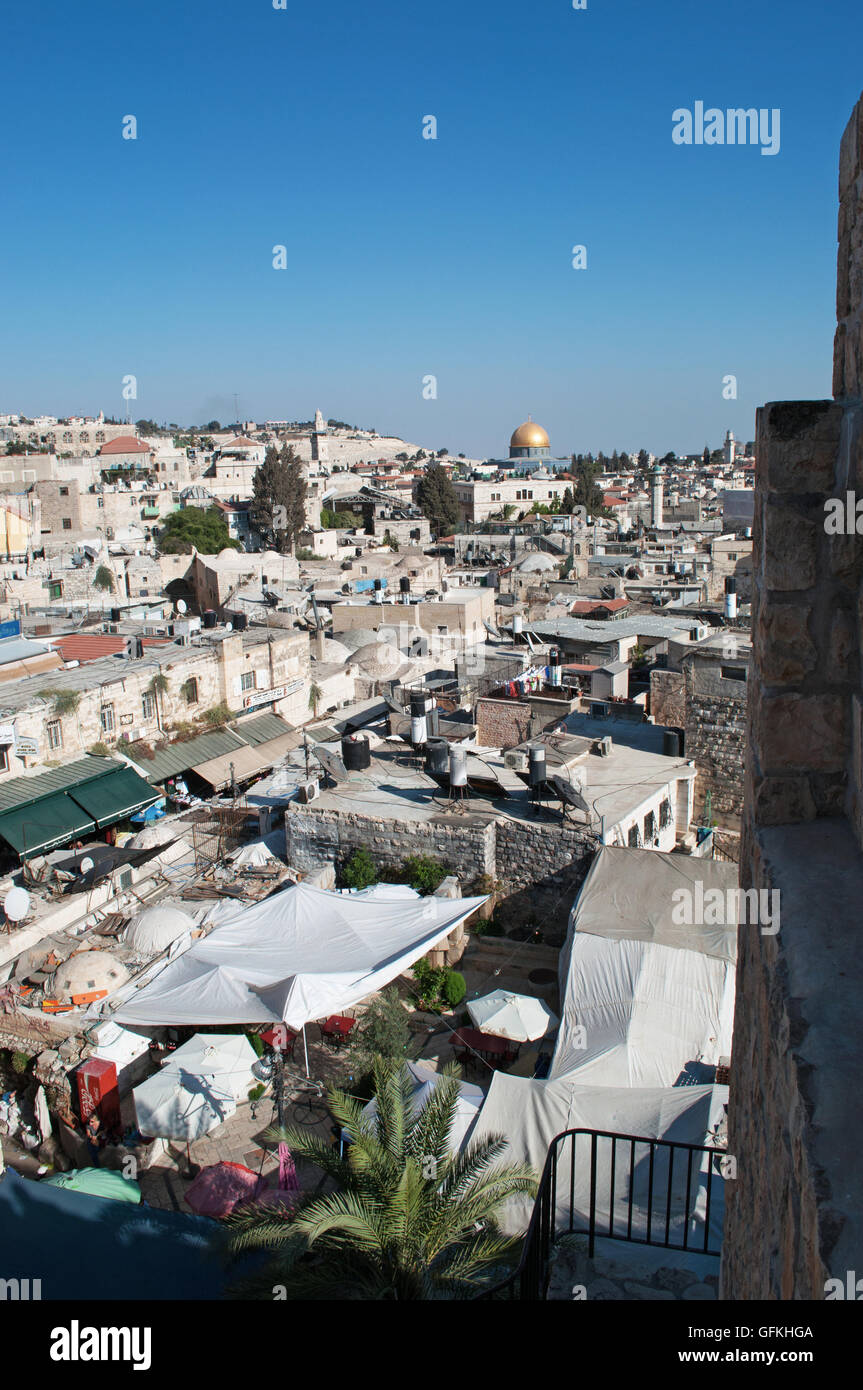 Jerusalem, Old City: the skyline with the Dome of the Rock, the Islamic shrine on the Temple Mount, seen from the walking tour on the ancient Walls Stock Photo