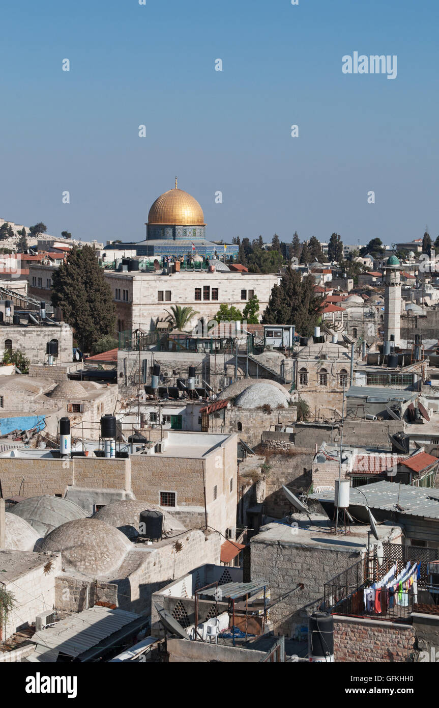 Jerusalem, Old City: the skyline with the Dome of the Rock, the Islamic shrine on the Temple Mount, seen from the walking tour on the ancient Walls Stock Photo