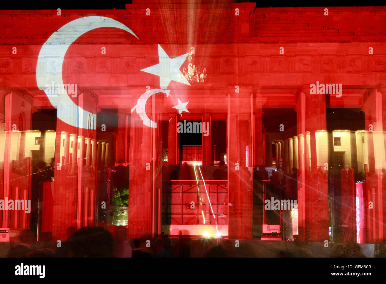 das Brandenburger Tor erstrahlt nach dem erneuten (wahrscheinlich) islamistischen Terroranschlag von Istanbul in den tuerkischen Stock Photo