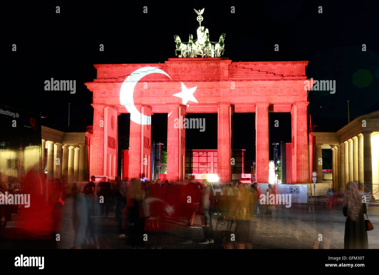 das Brandenburger Tor erstrahlt nach dem erneuten (wahrscheinlich) islamistischen Terroranschlag von Istanbul in den tuerkischen Stock Photo