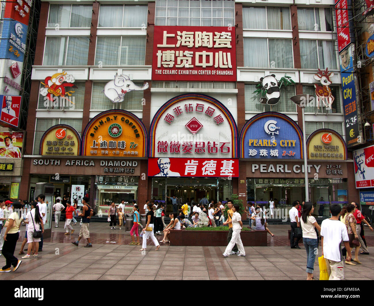 Nánjing Lù Pedestrian Mall in Shanghai, China Stock Photo - Alamy