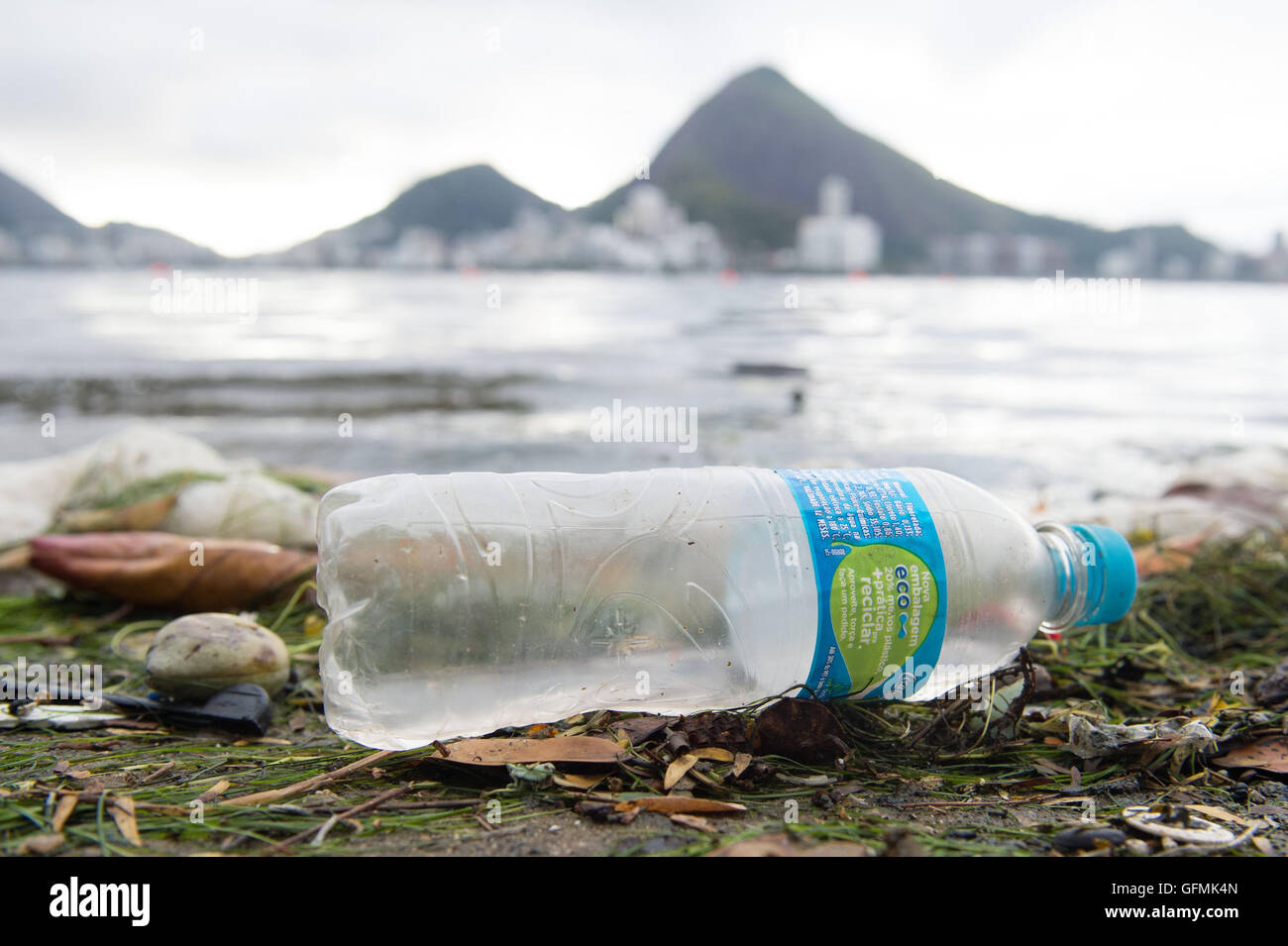 August. 31st July, 2016. Trash on the shore of the Lagoa Stadium, stage for the Rio 2016 rowing and canoe sprint events, in Rio de Janiero, Brazil, July 31, 2016. Rio 2016 Olympic Games take place from 05 to 21 August. Photo: Sebastian Kahnert/dpa/Alamy Live News Stock Photo