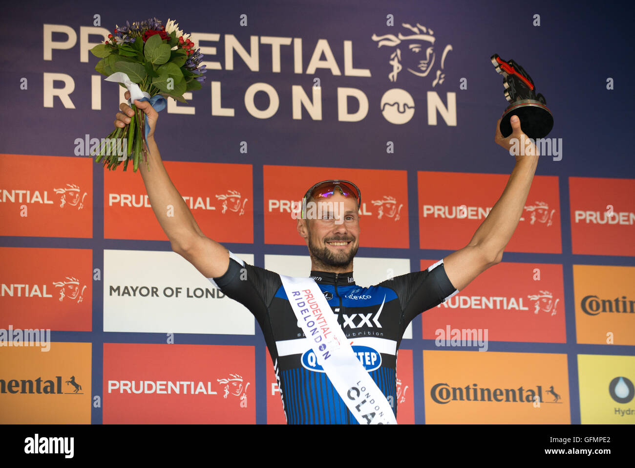London, UK. 31st July, 2016. Tom Boonen (Belgium) wins the Prudential Ride London 2016 - Men’s Classic with Team Sky, Team GB, Chris Froome ant Tom Boonen, London UK - 31st July 2016 Credit: Alberto Pezzali/Alamy Live News Stock Photo