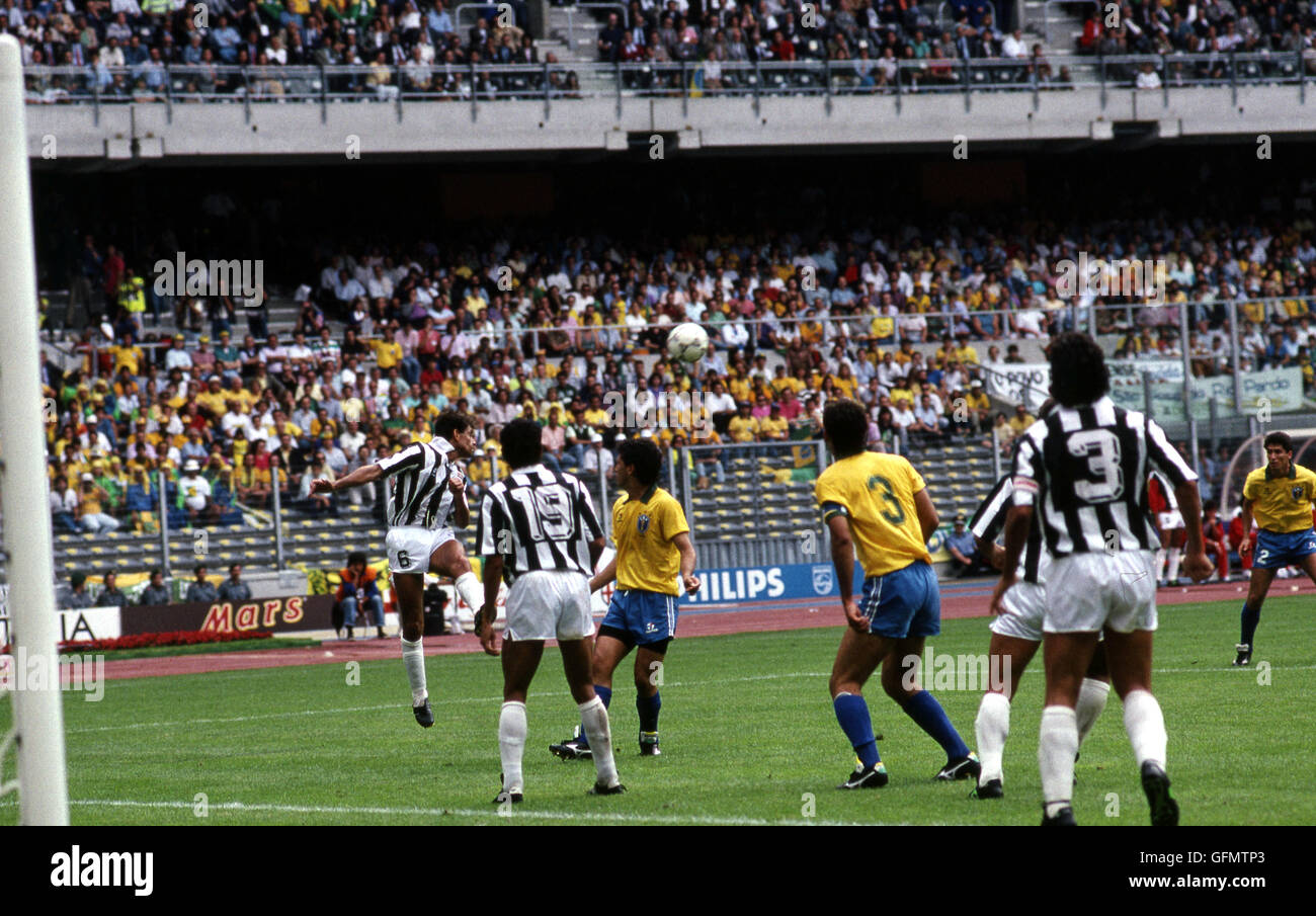 Turin, Italy. 16th June, 1990. (L-R) Jose Carlos Chaves, Hector Marchena (CRC), Careca, Ricardo Gomes (BRA), Roger Flores (CRC) Football/Soccer : Jose Carlos Chaves #6 of Costa Rica heads the ball away from the Costa Rican goal during the 1990 FIFA World Cup Italy Group C match between Brazil 1-0 Costa Rica at Stadio delle Alpi in Turin, Italy . © Juha Tamminen/AFLO/Alamy Live News Stock Photo