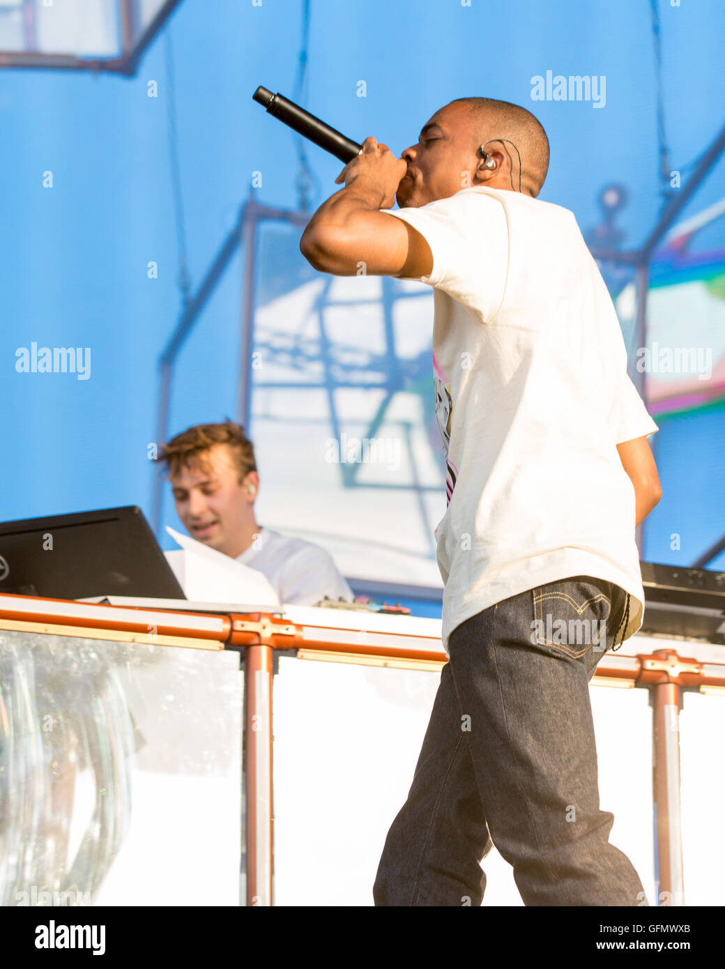 Chicago, Illinois, USA. 31st July, 2016. Rapper VINCE STAPLES (R ...