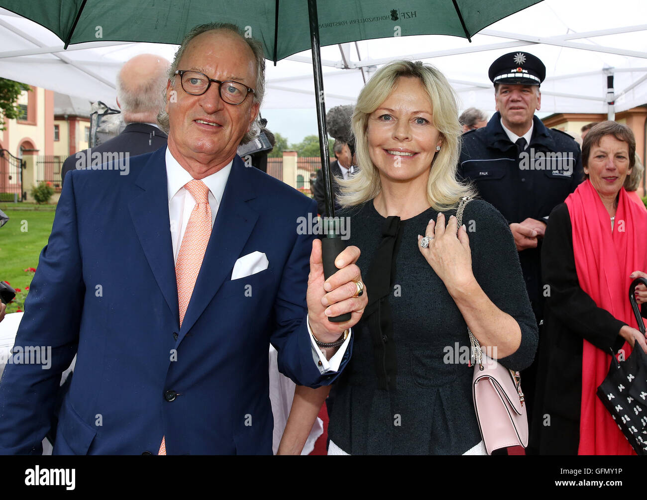 Altshausen, Germany. 31st July, 2016. Karl Friedrich Prince of Hohenzollern (l) and his wife Katharina Princess of Hohenzollern posing during a reception on the evening before the 80th birthday of Herzog Carl von Wuerttemberg in the garden of Altshausen palace in Altshausen, Germany, 31 July 2016. PHOTO: THOMAS WARNACK/dpa/Alamy Live News Stock Photo