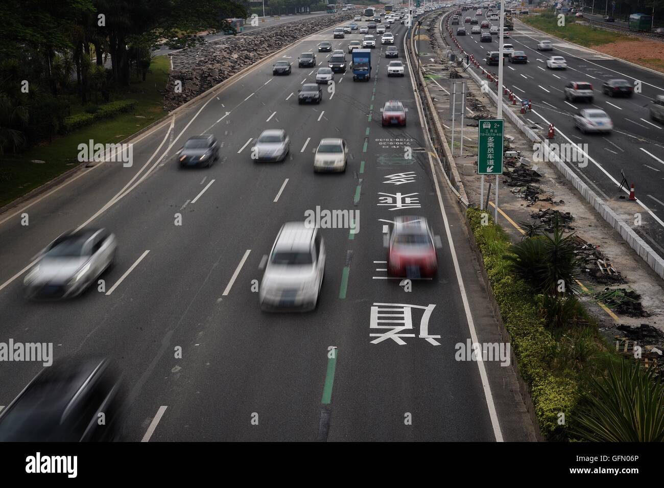 Shenzhen. 1st Aug, 2016. Photo taken on Aug. 1, 2016 shows a high-occupancy vehicle lane (HOV lane) in Shenzhen, south China's Guangdong Province. Shenzhen's first HOV lane was put into use on Monday to increase average vehicle occupancy with the goal of reducing traffic congestion and air pollution. © Mao Siqian/Xinhua/Alamy Live News Stock Photo