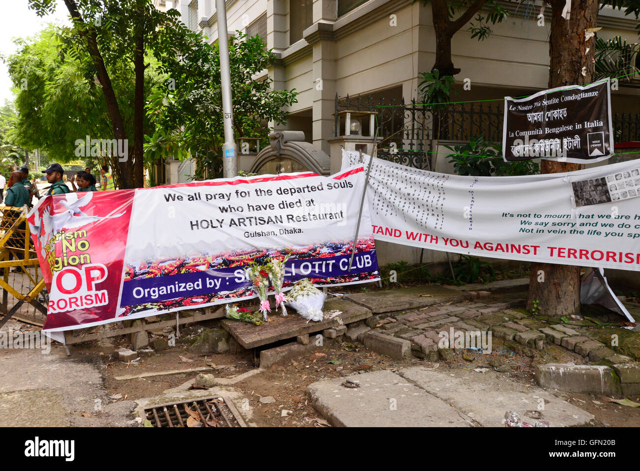 Dhaka, Bangladesh. 01st Aug, 2016. Bangladeshi policemen stand guard in front of Holey Artisan Bakery restaurant in Dhaka on August 1, 2016, in a street leading to the entrance of a Holey Artisan Bakery restaurant which was the site of a bloody siege that ended in the death of seventeen foreigners and five Bangladeshis on July 1. Credit:  Mamunur Rashid/Alamy Live News Stock Photo