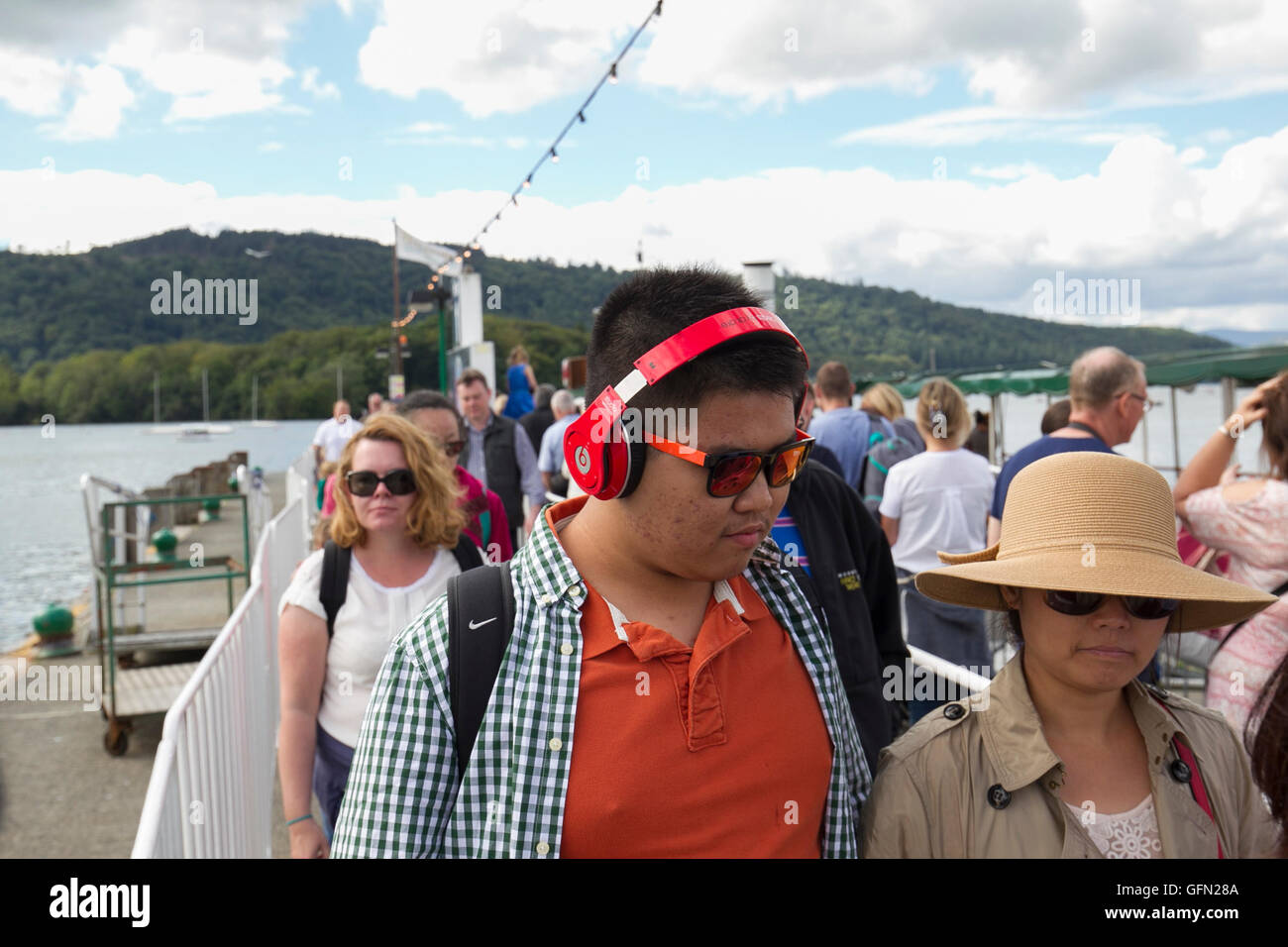 Lake Windermere Cumbria UK 1st Augusr   2016 UK  Lake Windermere  ,Bowness Bay Families tourists out enjoying themselves , walks,boating,criuseing & watching the swans Credit:  Gordon Shoosmith/Alamy Live News Stock Photo