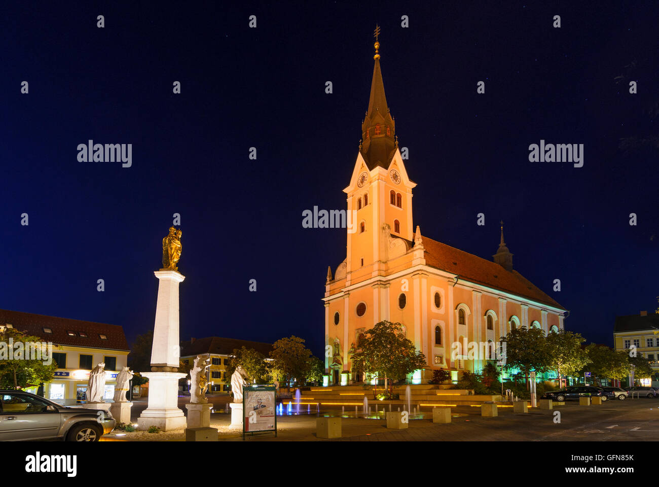 Gleisdorf: Main square with Marian column and church hl . Lauerentius, Austria, Steiermark, Styria, Steirisches Thermenland - Os Stock Photo