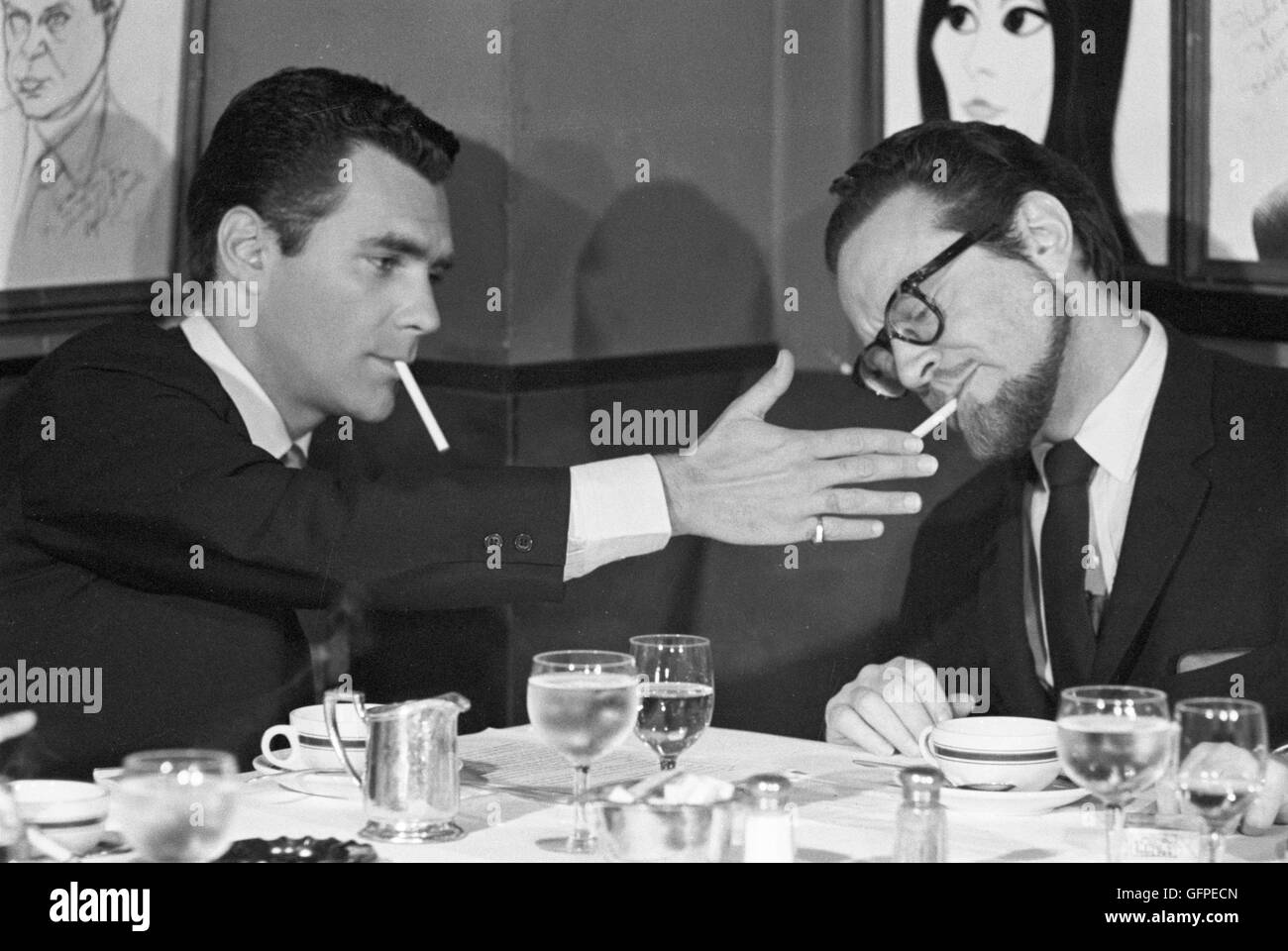 Les Crane and Alfred Drake at Sardi’s Restaurant in midtown Manhattan. Stock Photo
