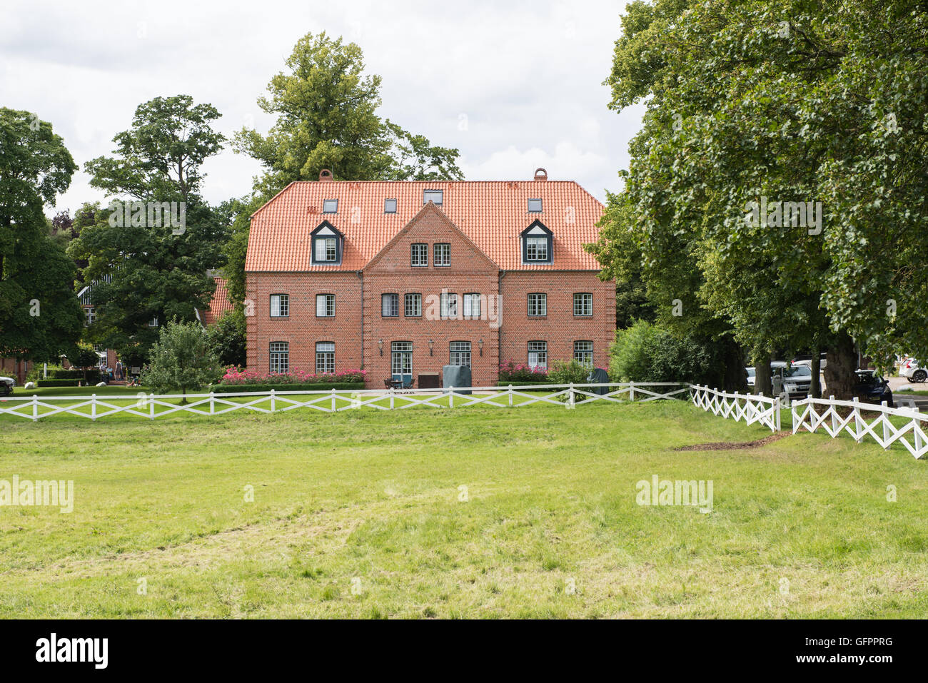 Red brick house white windows hi-res stock photography and images - Alamy