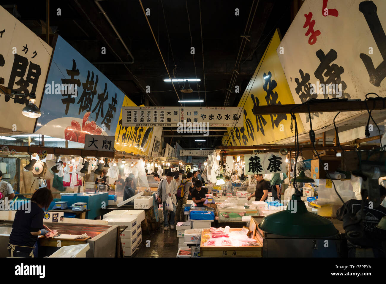The tsukiji fish market in Tokyo, Japan Stock Photo Alamy