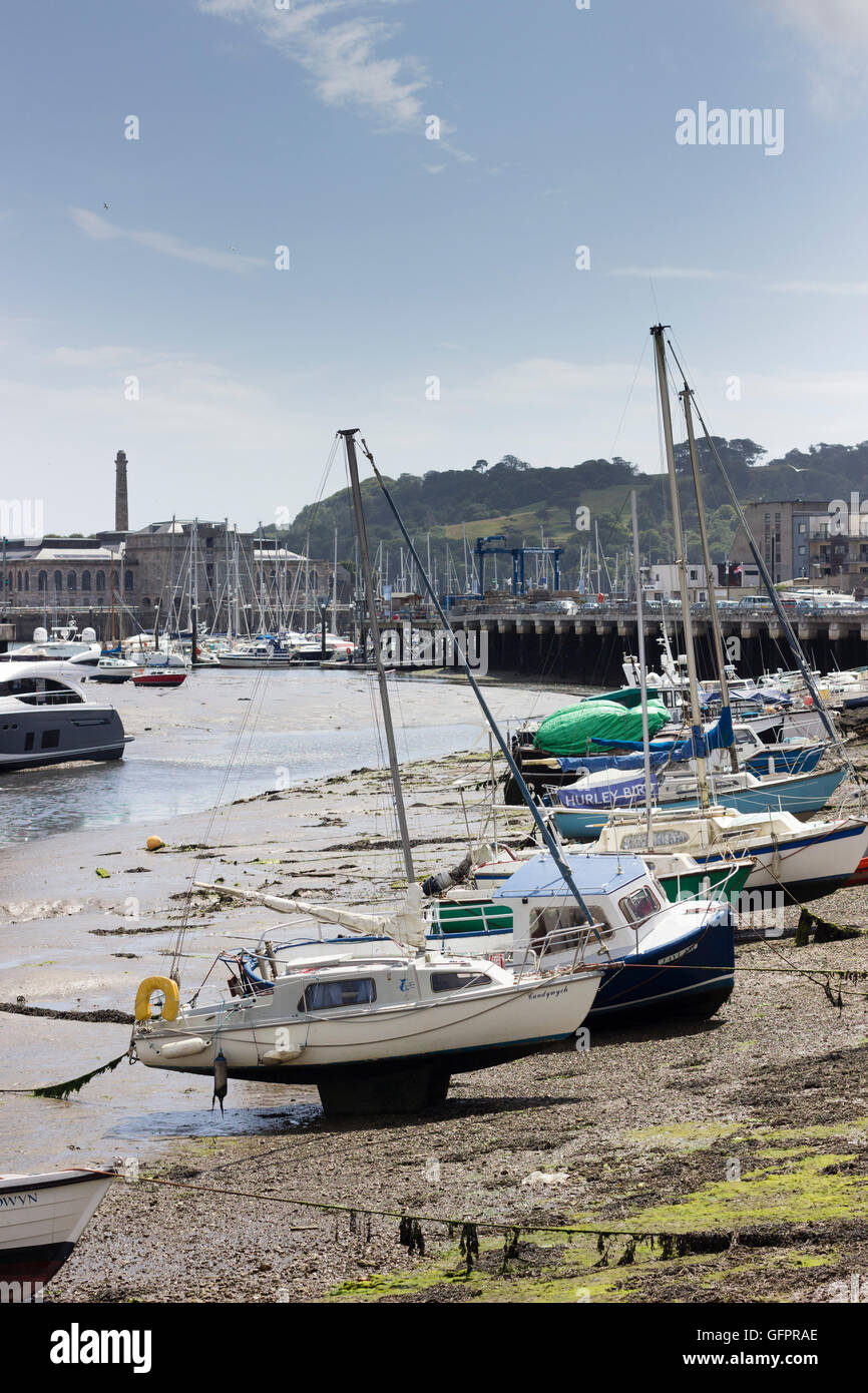 Low tide and beached boats at Stonehouse Creek, Plymouth, UK Stock Photo