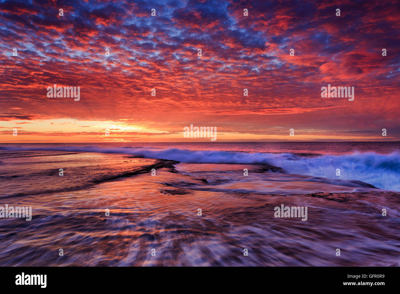Sun rising over the horizon hi-res stock photography and images - Alamy