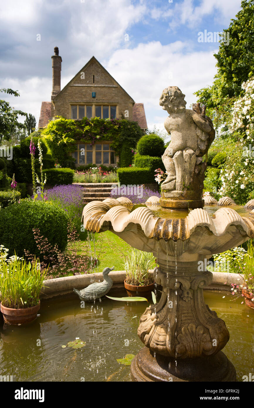 UK, England, Bedfordshire, Stevington, Kathy Brown’s garden, fountain in terrace garden Stock Photo