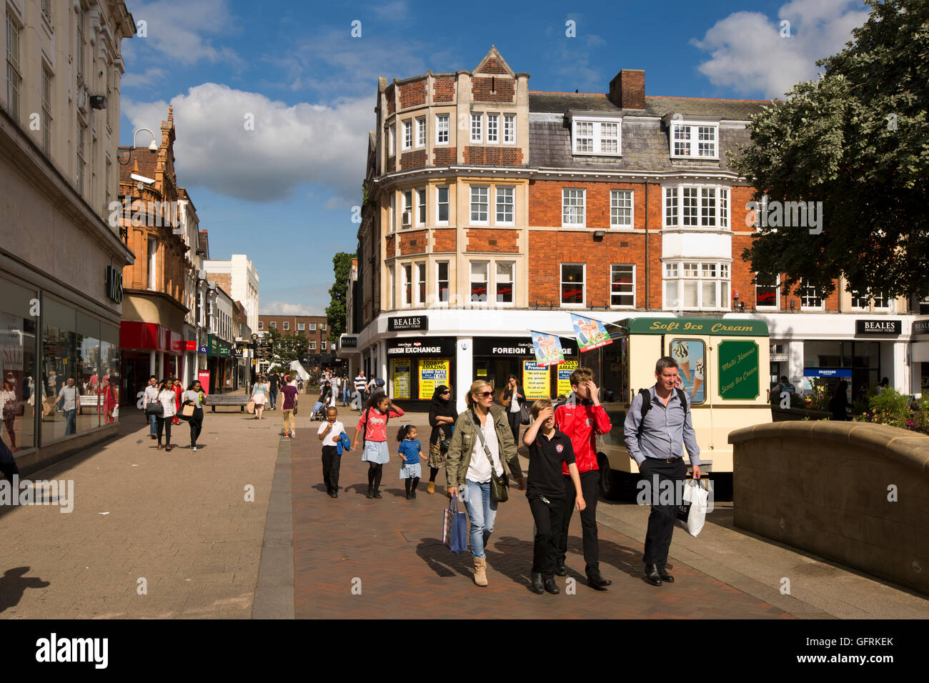 UK, England, Bedfordshire, Bedford, Midland Road, shoppers outside Beals Department Store Stock Photo