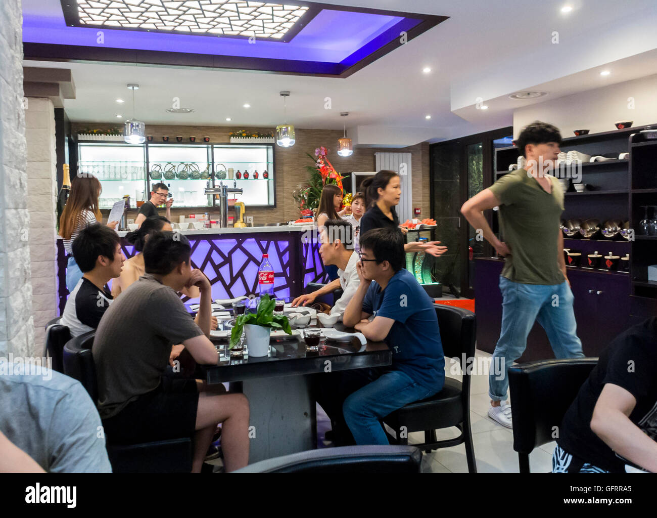 Paris, France, Medium Group Chinese People, Men, Sharing Meals inside Chinese Fondue Restaurant, 'Le Festin', tables Stock Photo