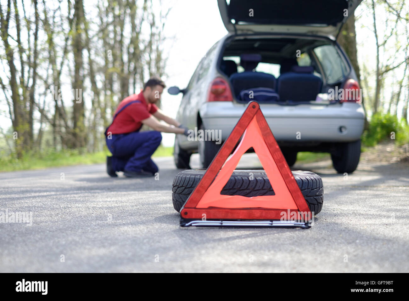 автопомощь. тетех помощь на дороге. знак аварийной остановки на дороге. автопомощь дорожный помощник. номер телефона автопомощь.