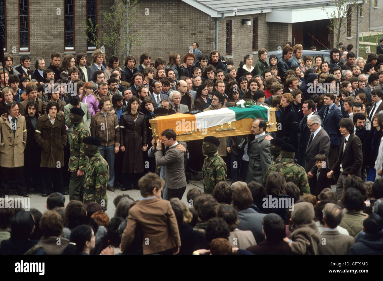 Bobby Sands funeral 1981 The Troubles Northern Ireland 1980s.  Paramilitary IRA soldiers carry coffin. UK 1980s HOMER SYKES Stock Photo