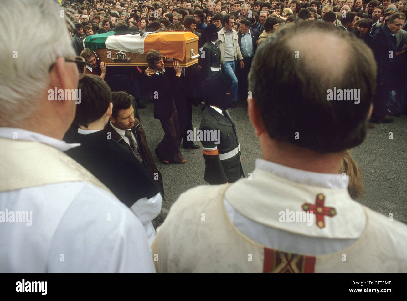 Martin Hurson funeral paramilitary IRA soldiers in disguise carry coffin July 1981  Galbally County Tyrone Northern Ireland. 1980s The Troubles, he died in Long Kesh on Hunger Strike HOMER SYKES Stock Photo