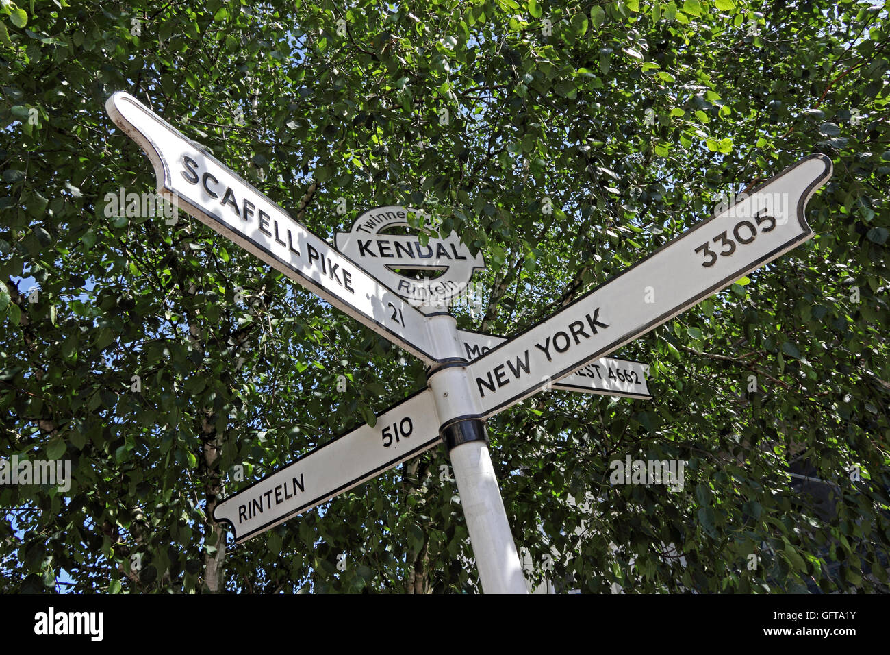 Signpost in Kendal (twinned with Rinteln, Germany) Stock Photo