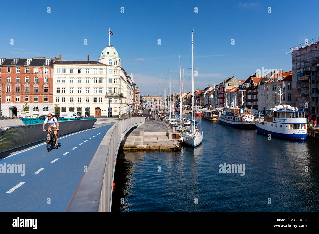Inderhavnsbroen (Inner Harbour) a pedestrian and cyclist bridge connecting Nyhavn and Christianshavn, Copenhagen, Denmark Stock Photo