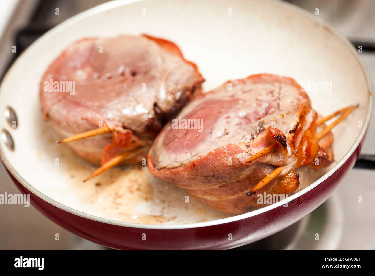 Searing and cooking beef tenderloin medallions Stock Photo Alamy