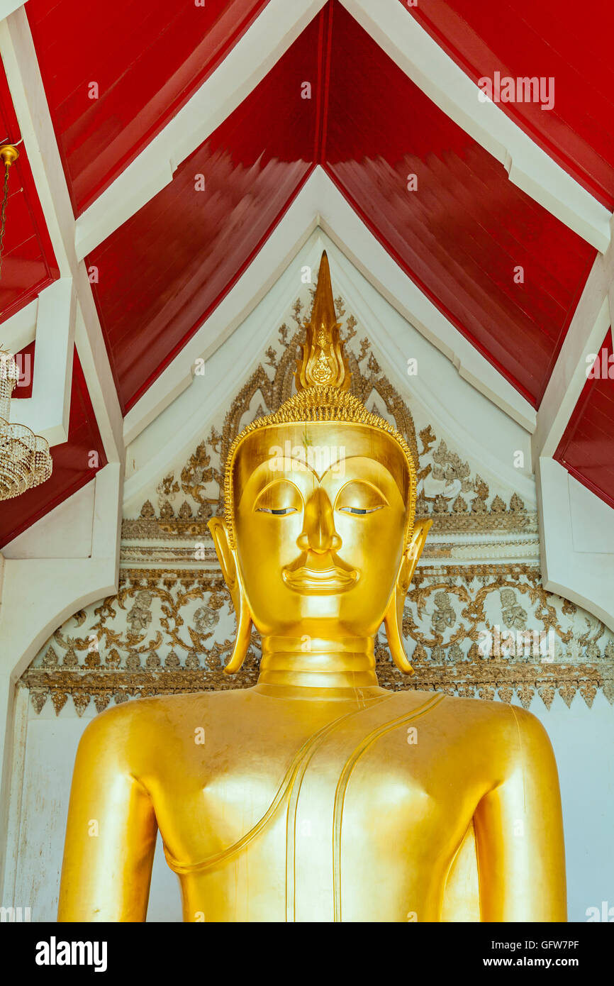 Image of gold Buddha statue in Thai temple Stock Photo - Alamy