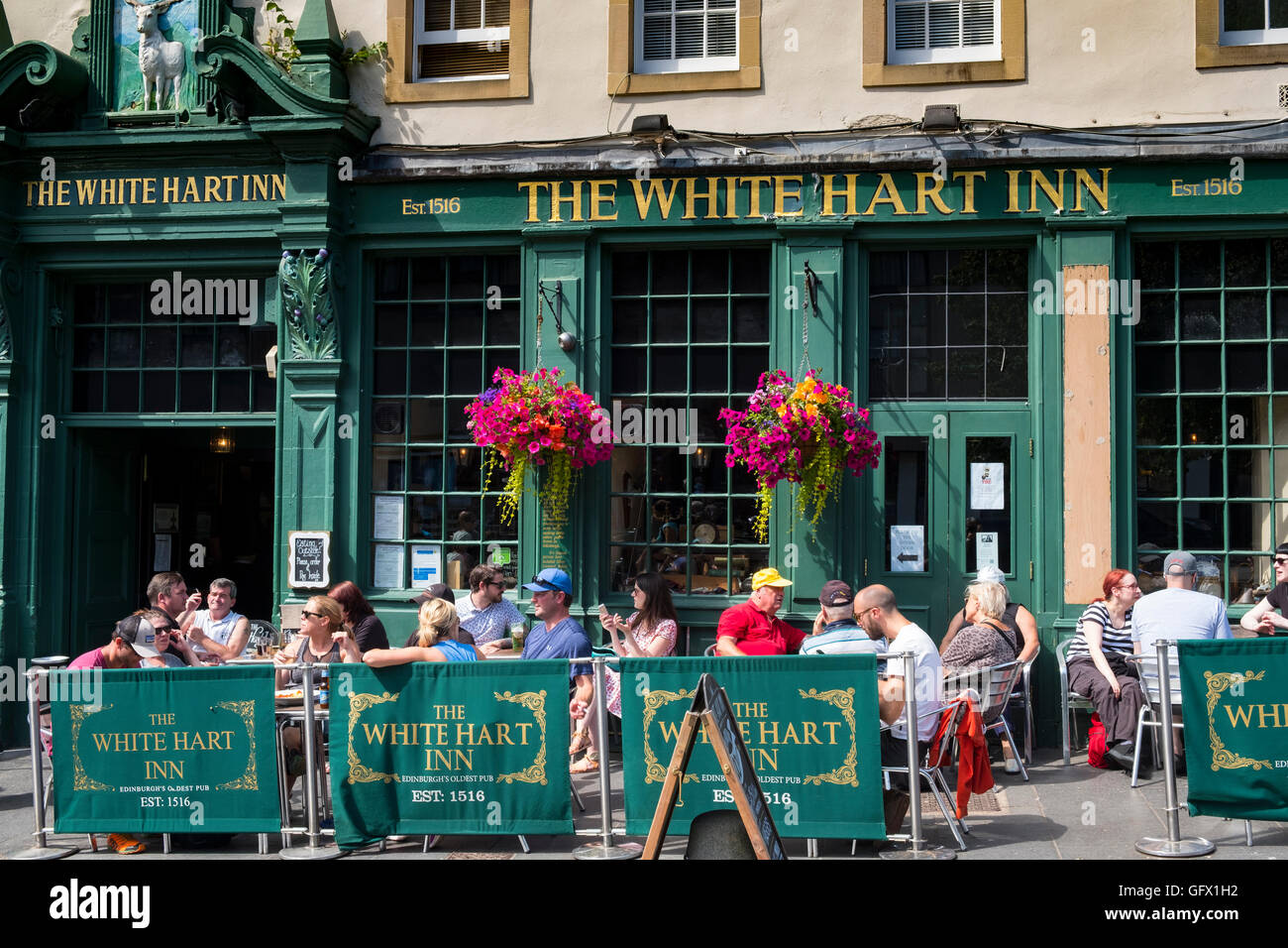 Busy White Hart Inn in Grassmarket district of Edinburgh , Scotland, United Kingdom Stock Photo