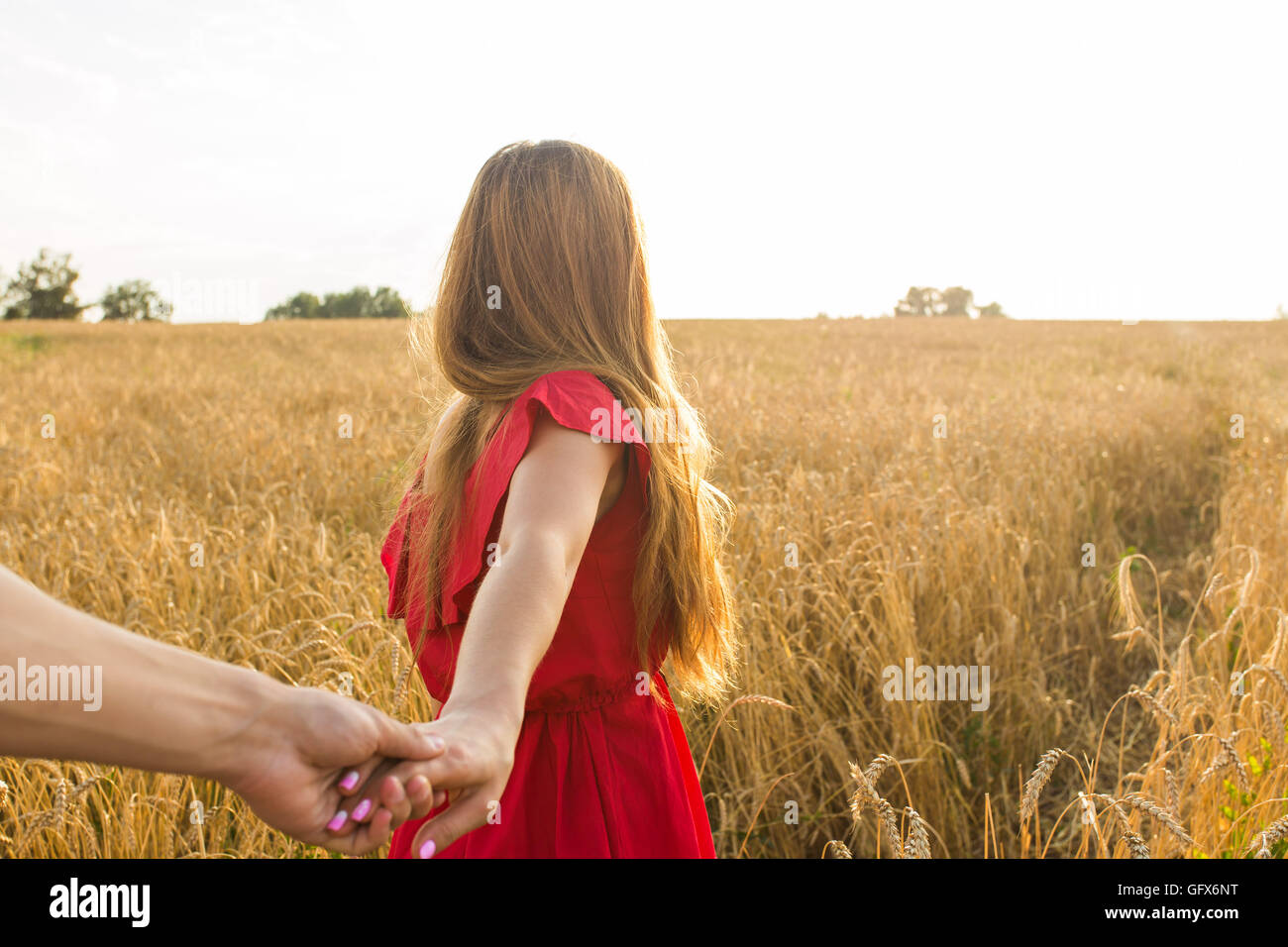 девушка в пшеничном поле. Follow in fields. женский портрет на природе. фото фоллоу ми поле. платье в пшеничном поле.