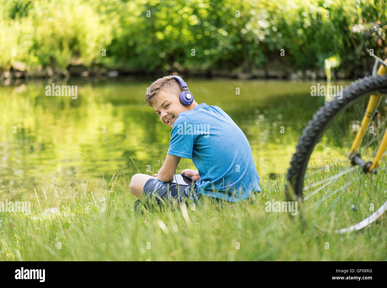 Teen boy earphones outdoors hi-res stock photography and images - Alamy